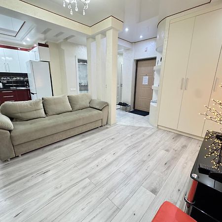 Two Bedroom Large Apartment In Chişinau Exteriör bild