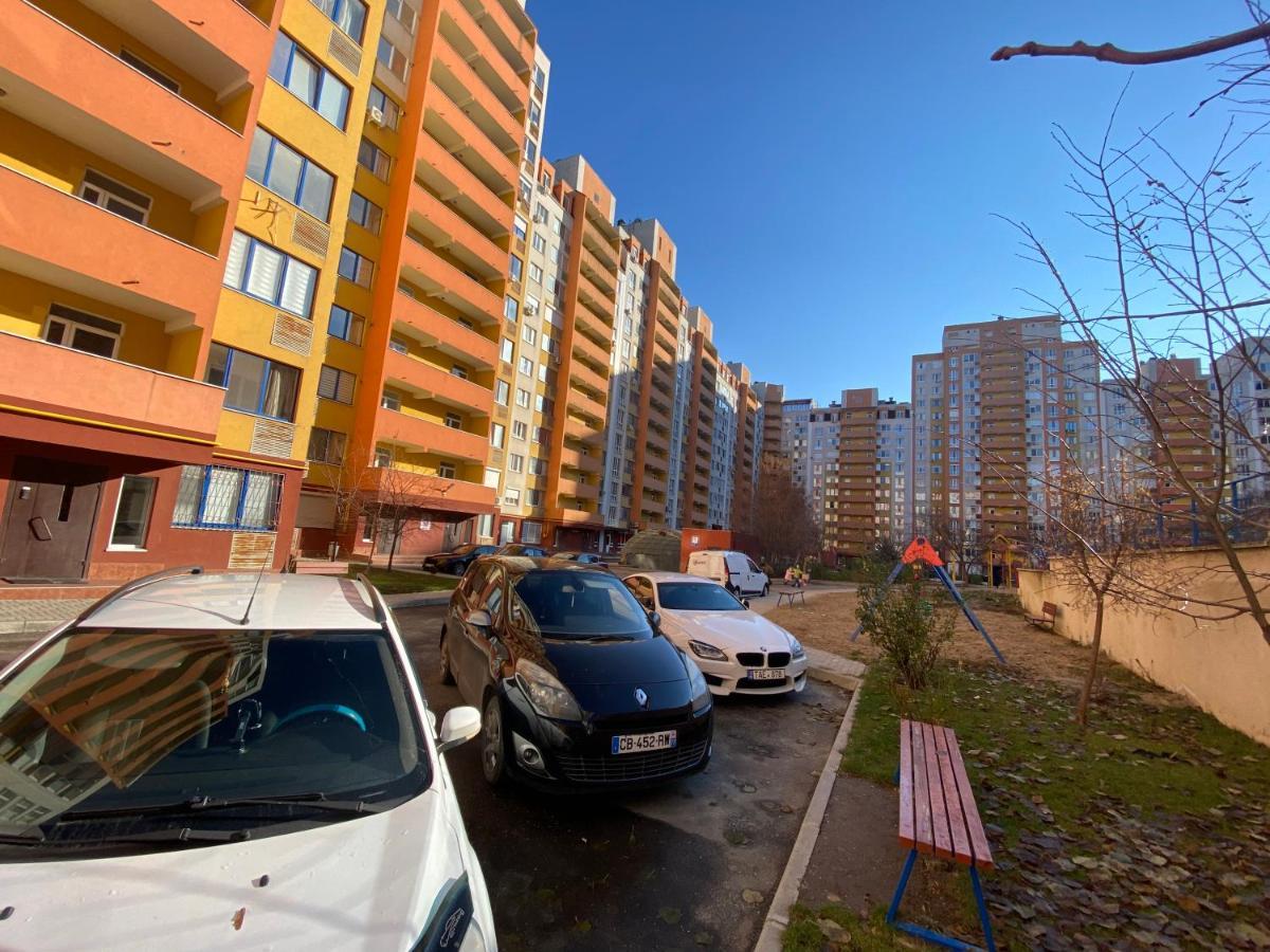 Two Bedroom Large Apartment In Chişinau Exteriör bild
