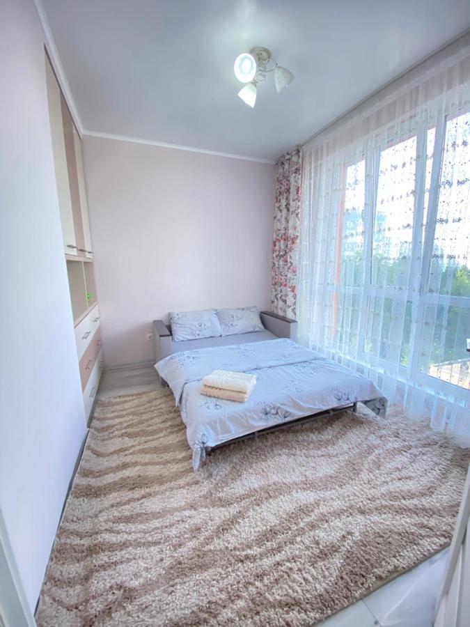 Two Bedroom Large Apartment In Chişinau Exteriör bild