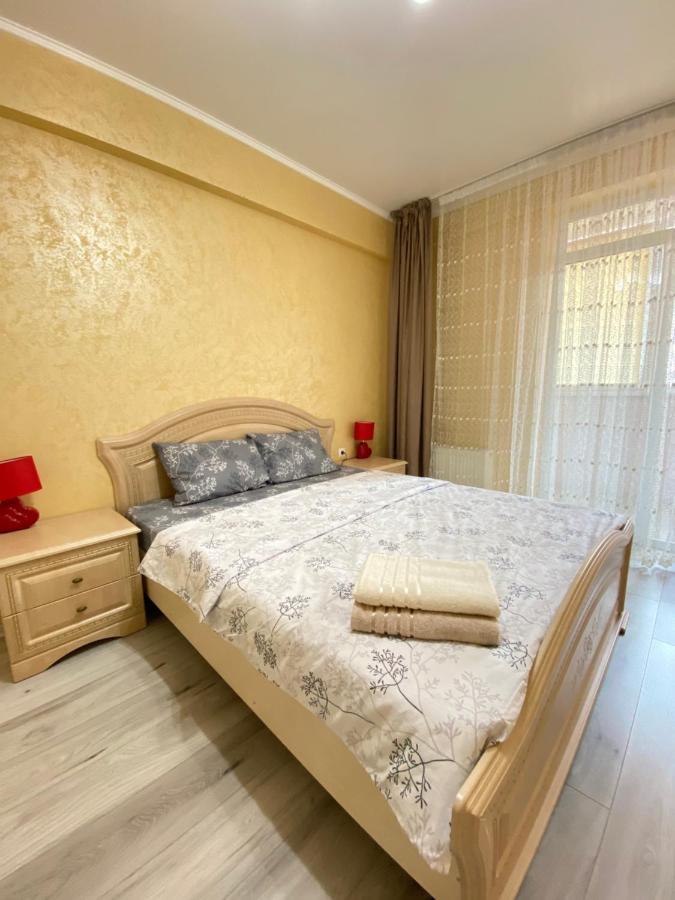 Two Bedroom Large Apartment In Chişinau Exteriör bild