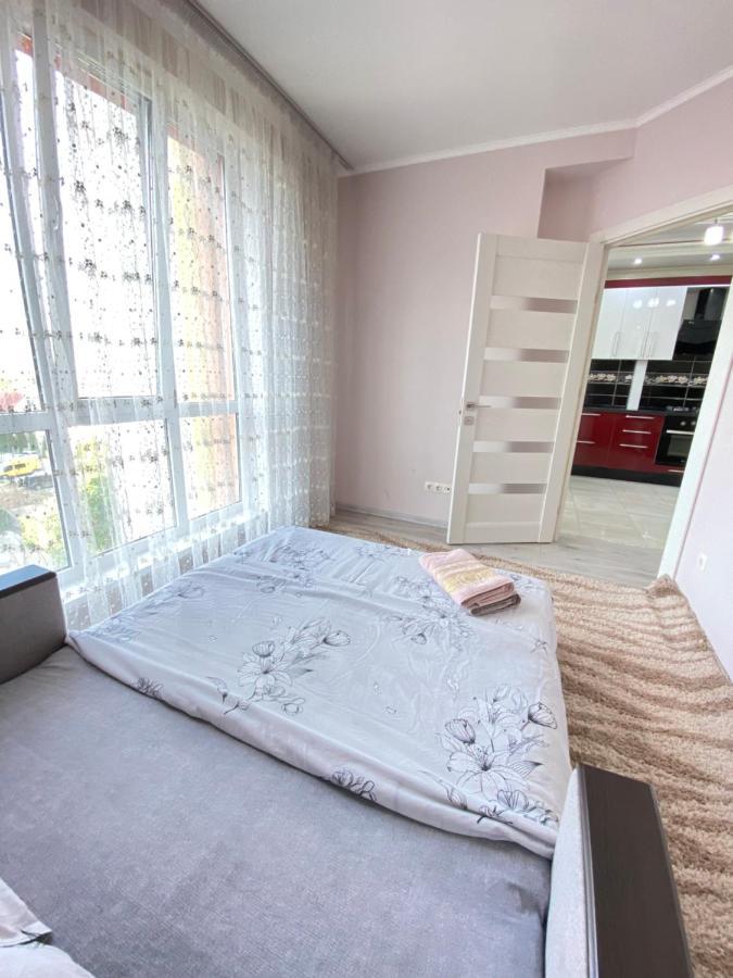 Two Bedroom Large Apartment In Chişinau Exteriör bild