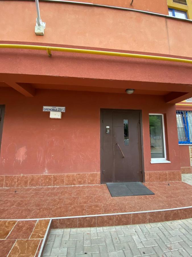 Two Bedroom Large Apartment In Chişinau Exteriör bild